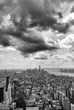 New York cityscape. New York'un Manhattan panorama dramatik gökyüzü ile.