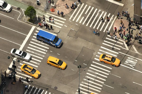 2018 뉴욕시의 거리에 빌딩에서 자동차에 뉴욕에서 교차로 — 스톡 사진