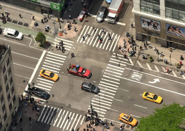 2018年6月8日 汽车的顶观穿过十字路口 从纽约市街道上的摩天大楼看风景 — 图库照片