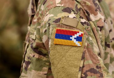 Artsakh Cumhuriyeti bayrağı askerler kolundaki. Artsakh asker (kolaj)