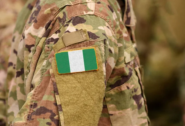 士兵手臂上挂着尼日利亚国旗 尼日利亚联邦共和国军队 — 图库照片