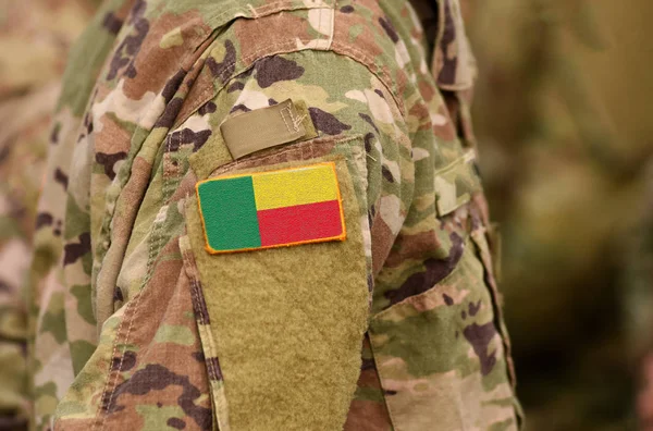 Benin Bayrağı Askerler Kolundaki Benin Cumhuriyeti Askerleri Kolaj — Stok fotoğraf