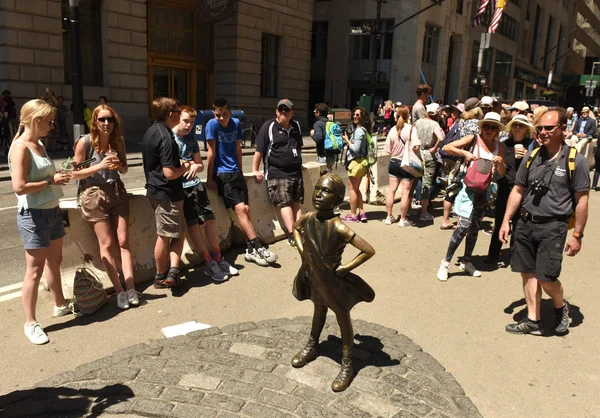New York Usa May 2018 People Fearless Girl Statue Facing — Stock Photo, Image