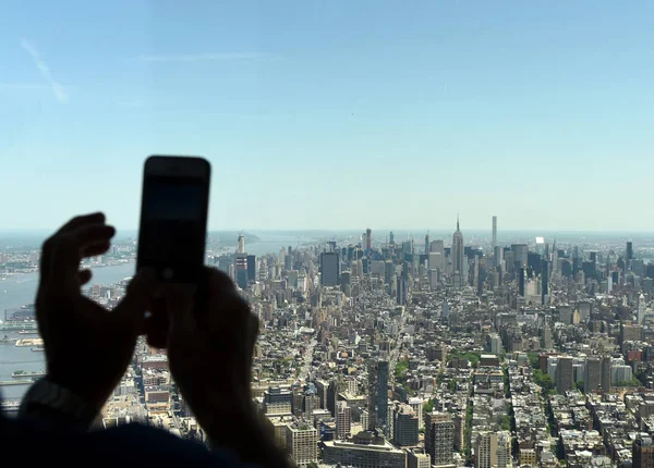 Людина Зробити Фотографії Смартфоні Міський Пейзаж Нью Йорку Вид Зверху — стокове фото