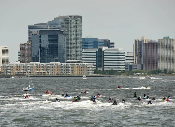 New Jersey, USA - 9 giugno 2018: persone in moto d'acqua a Hudson River e Jersey City sullo sfondo . — Foto Stock