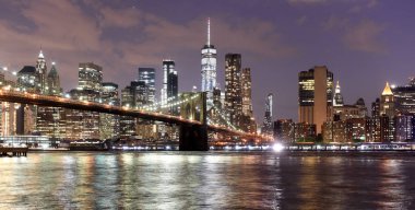 New York City, gece, ABD Brooklin Bridge ile alt Manhattan'ın finans merkezi