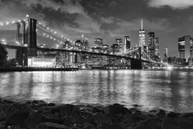 New York City, gece, ABD Brooklin Bridge ile alt Manhattan'ın finans merkezi