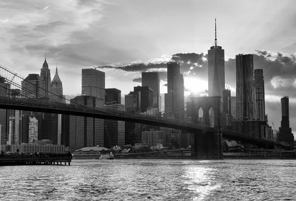 在日落的纽约城市景观 纽约市 位于曼哈顿下城的金融区从布鲁克林大桥公园出发 — 图库照片