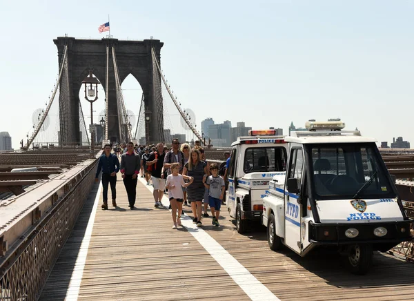 2018 Police 자동차와 배경에서 맨해튼에서 지구는 브루클린 다리에 사람들의 — 스톡 사진