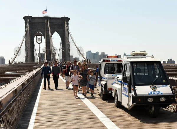 Nueva York Estados Unidos Mayo 2018 Coche Policía Multitud Personas —  Fotos de Stock