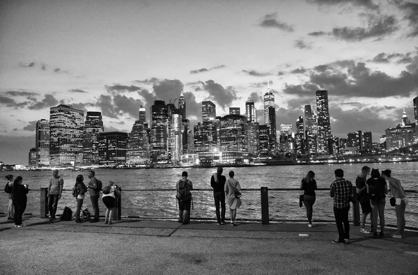 2018年6月09日 布鲁克林大桥公园的人们享受下曼哈顿金融区的晚间美景 — 图库照片