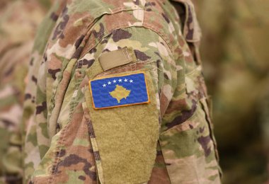 Askerler kol (kolaj Kosova bayrağı).