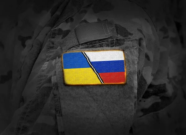 Ukraina vs Ryssland. Ukrainska-ryska konflikt. Flagga Ukraina och Ryssland på militär uniform (collage) — Stockfoto