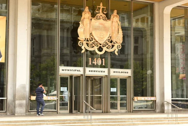 Man in de buurt van de ingang in de Philadelphia Municipal Services Building, Pa, Verenigde Staten — Stockfoto