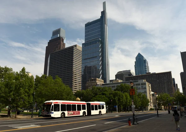 Filadelfia, Estados Unidos - 29 de mayo de 2018: Autobús en el centro de Filadelfia —  Fotos de Stock