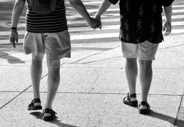 gay çift elele tutuşun. yürüyüş haritasında gay çift