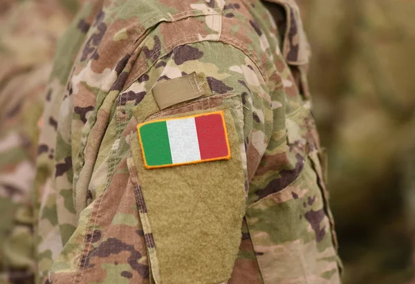 Bandera Italia Brazo Los Soldados Collage —  Fotos de Stock