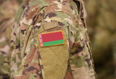 Beyaz Rusya bayrağı askerler kolundaki (kolaj).