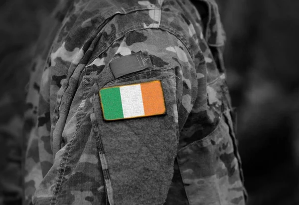 Flagge Irlands Auf Dem Arm Der Soldaten Collage — Stockfoto