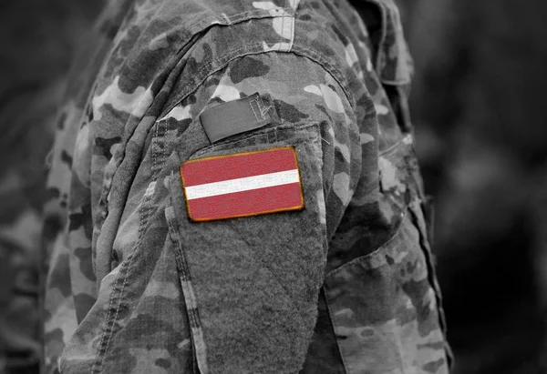 Σημαία Της Λετονίας Στρατιώτες Βραχίονα Κολάζ — Φωτογραφία Αρχείου