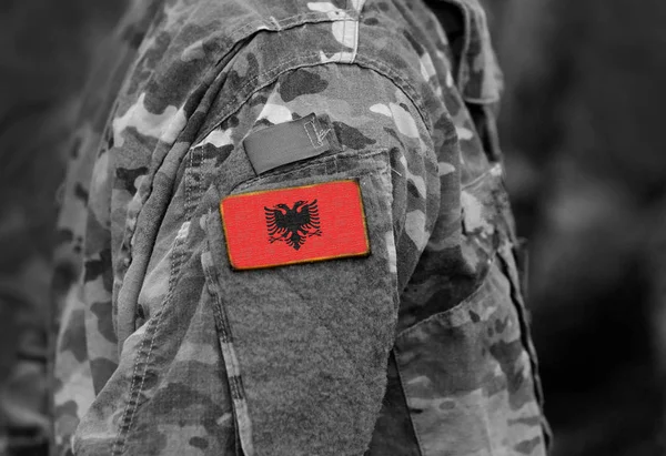 阿尔巴尼亚的旗子在战士胳膊 — 图库照片