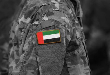 Birleşik Arap Emirlikleri (BAE) bayrağı askerler kolundaki (kolaj).