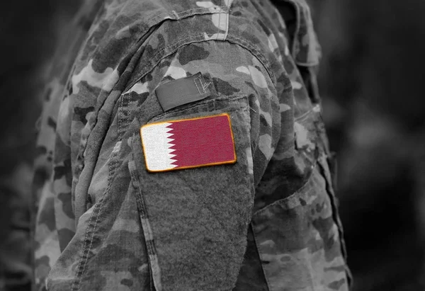 卡塔尔的旗子在战士胳膊 — 图库照片