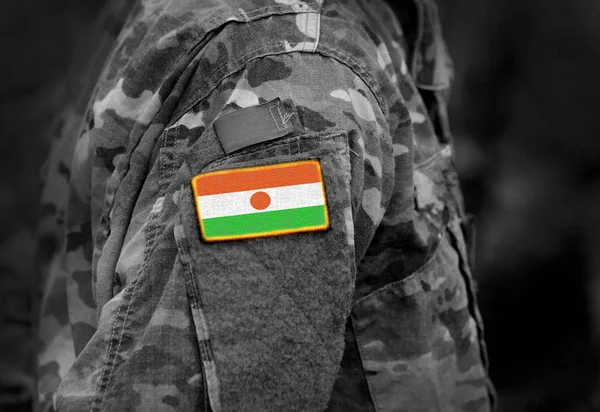 Flagge Von Niger Auf Dem Arm Der Soldaten Flagge Von — Stockfoto