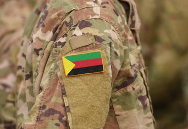 Azawad bayrağı askerler kolundaki. Azawad devlet bayrağı askeri üniformalar (kolaj üzerinde).