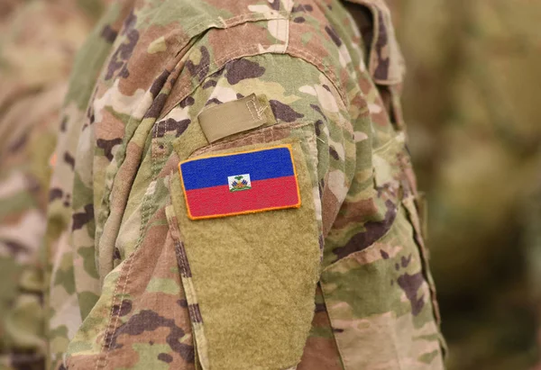 Флаг Гаити Солдатской Руке Флаг Гаити Военной Форме Коллаж — стоковое фото
