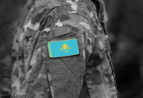 Kazakistan Bayrağı Askerler Kolundaki Askeri Üniformaları Kolaj Kazakistan Bayrağı — Stok fotoğraf