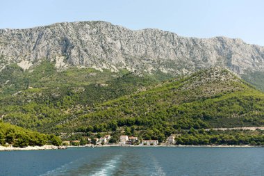 Drvenik, Hırvatistan. Kıyı yerleşim Drvenik Makarska Riviera, dağ Rilic ve deniz kenarı arasında yer alan.