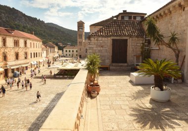 Hvar, Hırvatistan - Ağustos 2018: Hvar Adası Hvar, Hırvatistan'ın eski şehir insanlarda