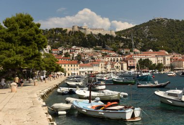 Hvar, Hırvatistan - Ağustos 2018: Hvar Adası Hvar, Hırvatistan'ın eski şehir insanlarda