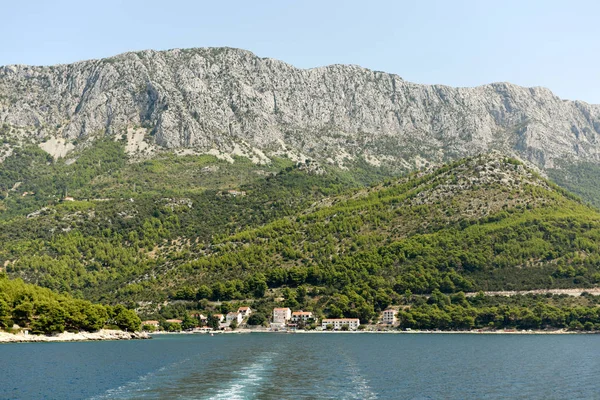 Drvenik, Hırvatistan. Kıyı yerleşim Drvenik Makarska Riviera, dağ Rilic ve deniz kenarı arasında yer alan.