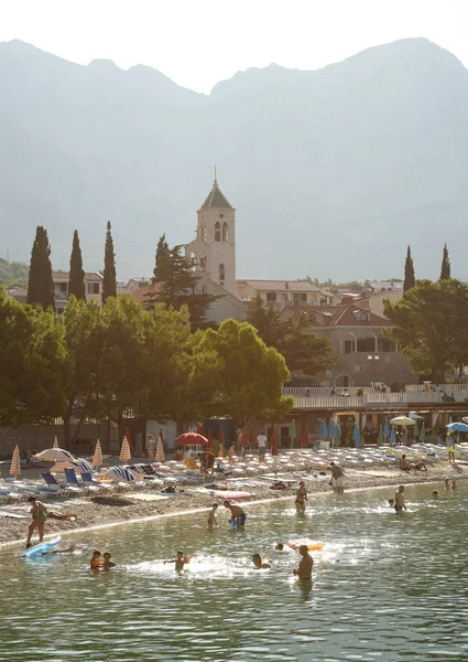 Baška Voda Chorvatsko Srpen 2018 Lidé Hlavní Pláži Baška Voda — Stock fotografie