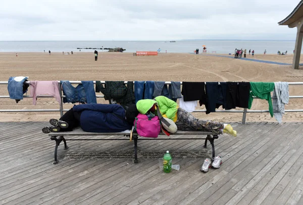 New York Usa May 2018 Homeless Bench Coney Island Beach — стоковое фото
