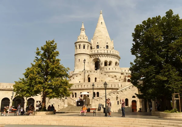 Budapeste Hungria Agosto 2018 Pessoas Perto Bastião Dos Pescadores Halaszbastya — Fotografia de Stock