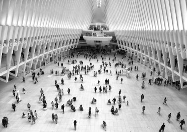 New York, ABD - 10 Haziran 2018: Westfield Dünya Ticaret Merkezi New York'ta insanlarda.