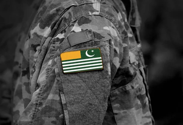 A katonák Azad Kashmir zászlaja kar. Azad Jammu és Kas zászlaja — Stock Fotó