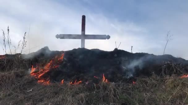 Korset Och Brand Wildfire Fältet Brand — Stockvideo