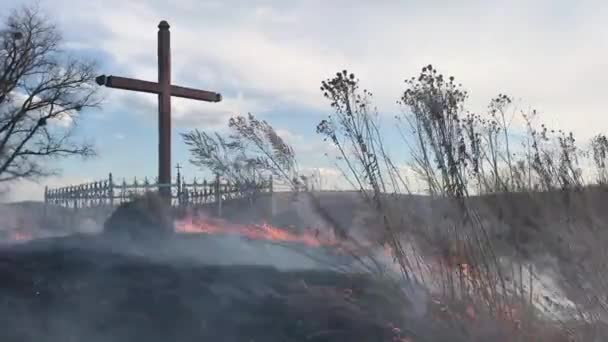 Korset Och Brand Wildfire Fältet Brand — Stockvideo