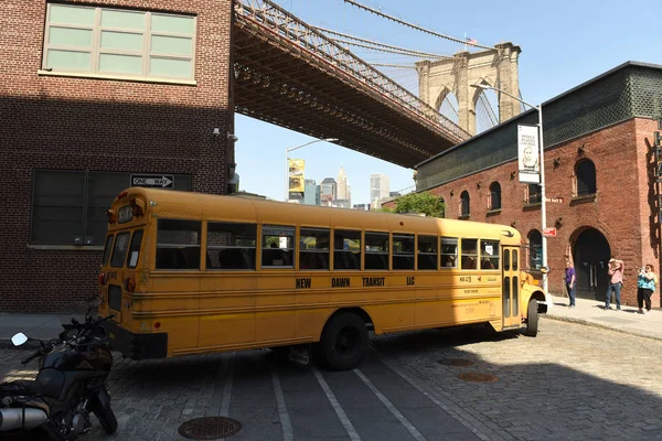 New York, Verenigde Staten - mei 25, 2018: Gele schoolbus op Dombo in Brooklyn. — Stockfoto