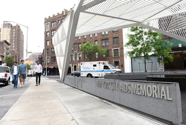 New York, Verenigde Staten - 27 mei 2018: Mensen in de buurt van de New York City Aids Memorial. — Stockfoto