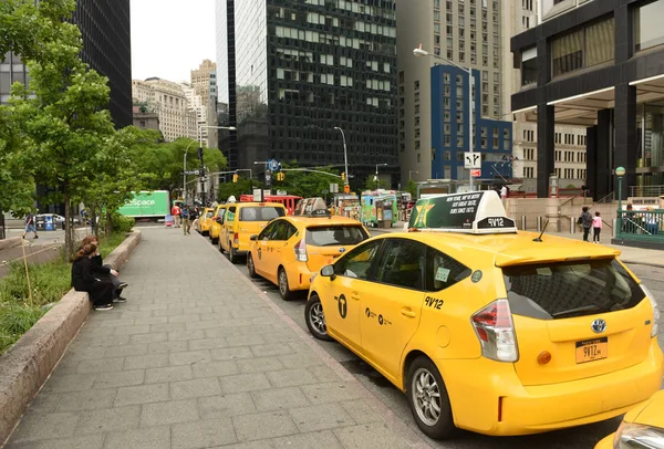 Nova York, EUA - 28 de maio de 2018: Linha de táxi amarelo em Nova York . — Fotografia de Stock