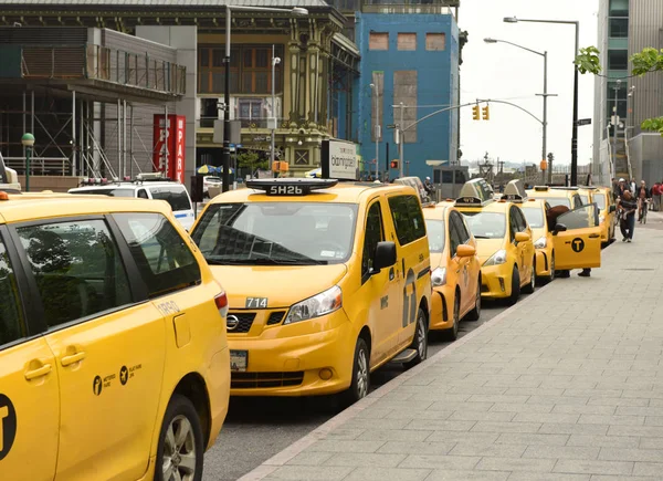 Nova York, EUA - 28 de maio de 2018: Linha de táxi amarelo em Nova York . — Fotografia de Stock