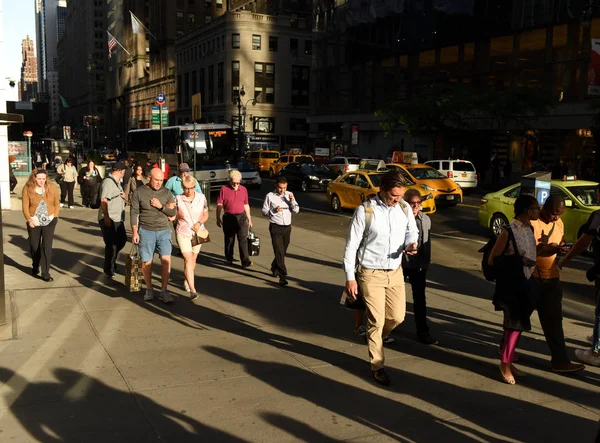 Nueva York, Estados Unidos - 30 de mayo de 2018: La gente sale a la calle de Manhattan en Nueva York . —  Fotos de Stock