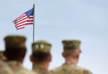 Amerikan askerleri ve bizim bayrak. ABD askerleri