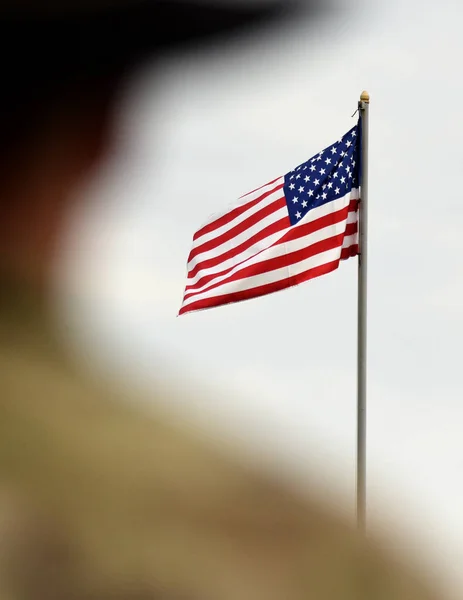 美国士兵和美国国旗。美军 — 图库照片