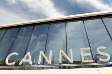 Cannes, Fransa - 21 Haziran 2019: Ana demiryolunda Cannes tabelası